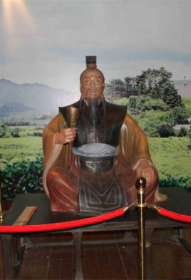 在军事方面，越王允常是如何增强兵力的？