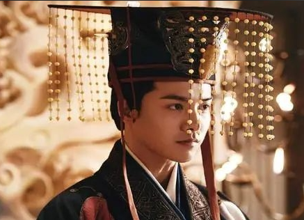 温柔乡里的帝王心：汉成帝为何弃“燕”选“德”？